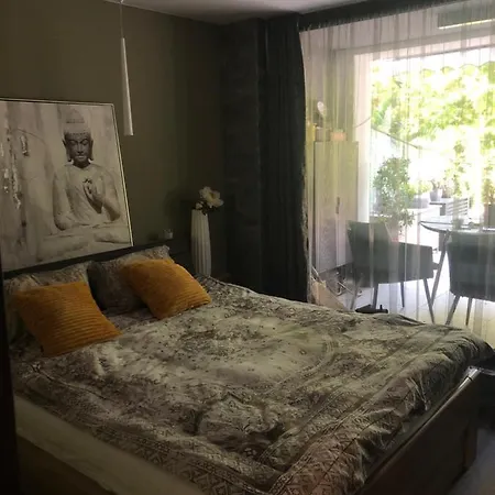 Sea Garden Apartment *